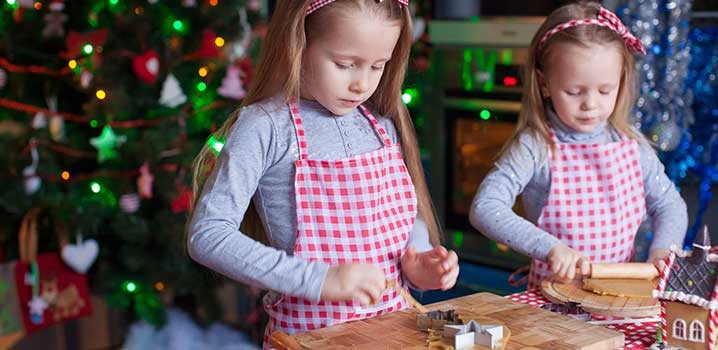 Der bages julesmåkager af to små piger