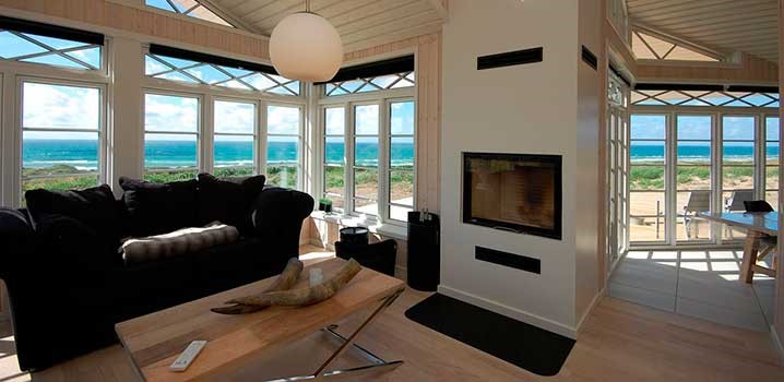 Exquisite design, spiced with a panoramic view of the sea in a luxury holiday home